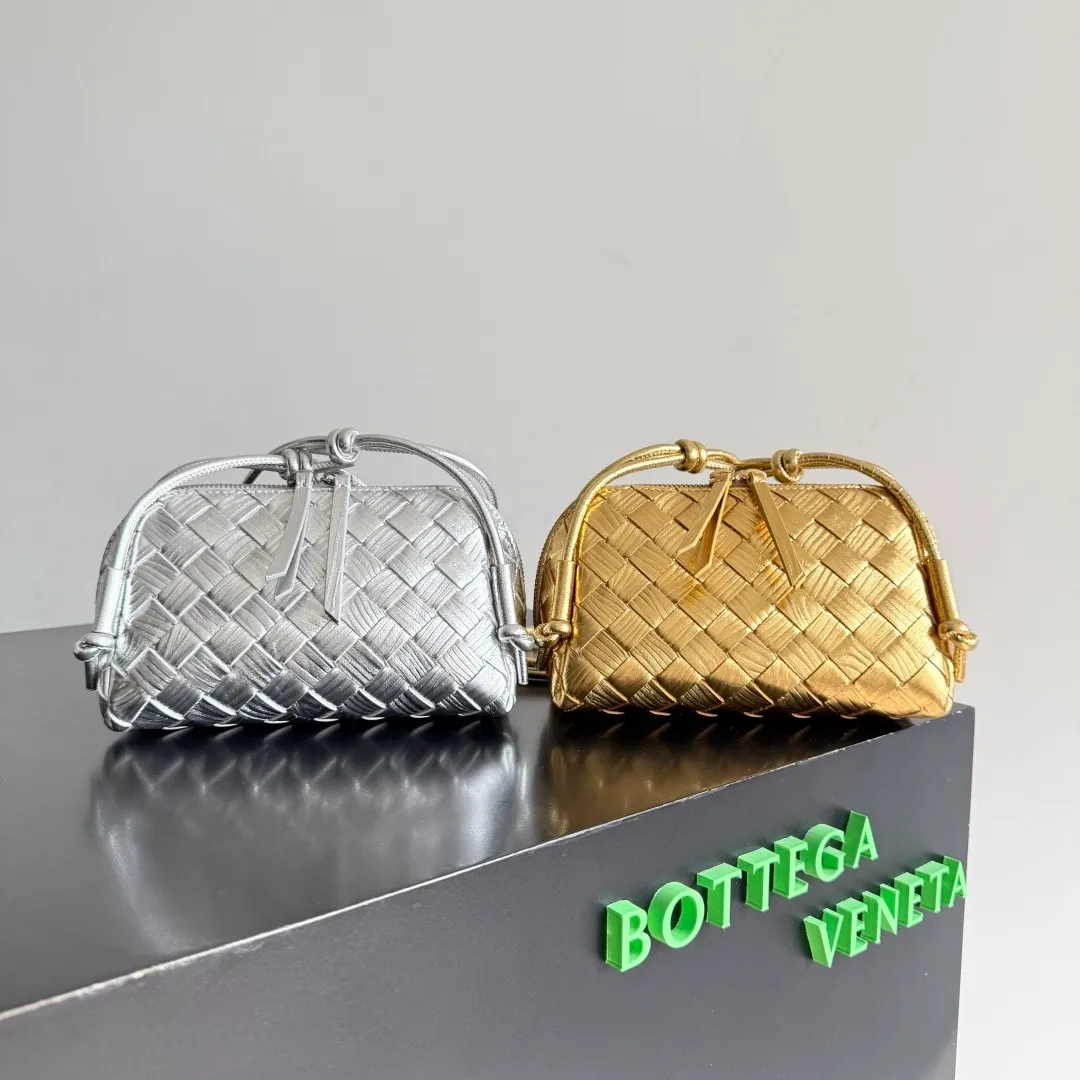 Bottega Veneta's magnificent woven series directly engraves "shine" 💫 into its DNA! Luxurious texture, a must-have for C-positions at year-end parties🌟